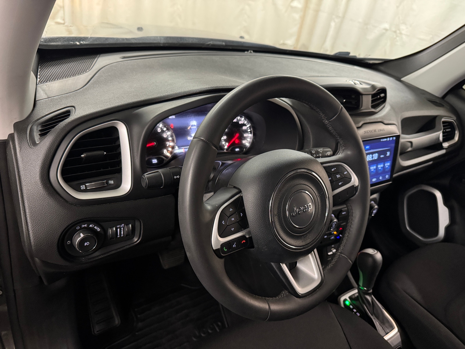 Thumbnail: 2018 Jeep Renegade - 3