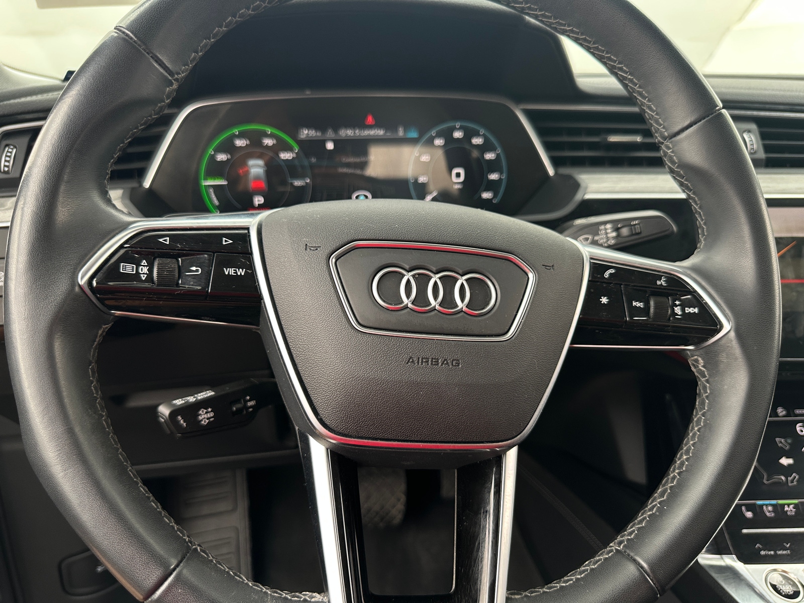 Thumbnail: 2022 Audi e-tron S - 4