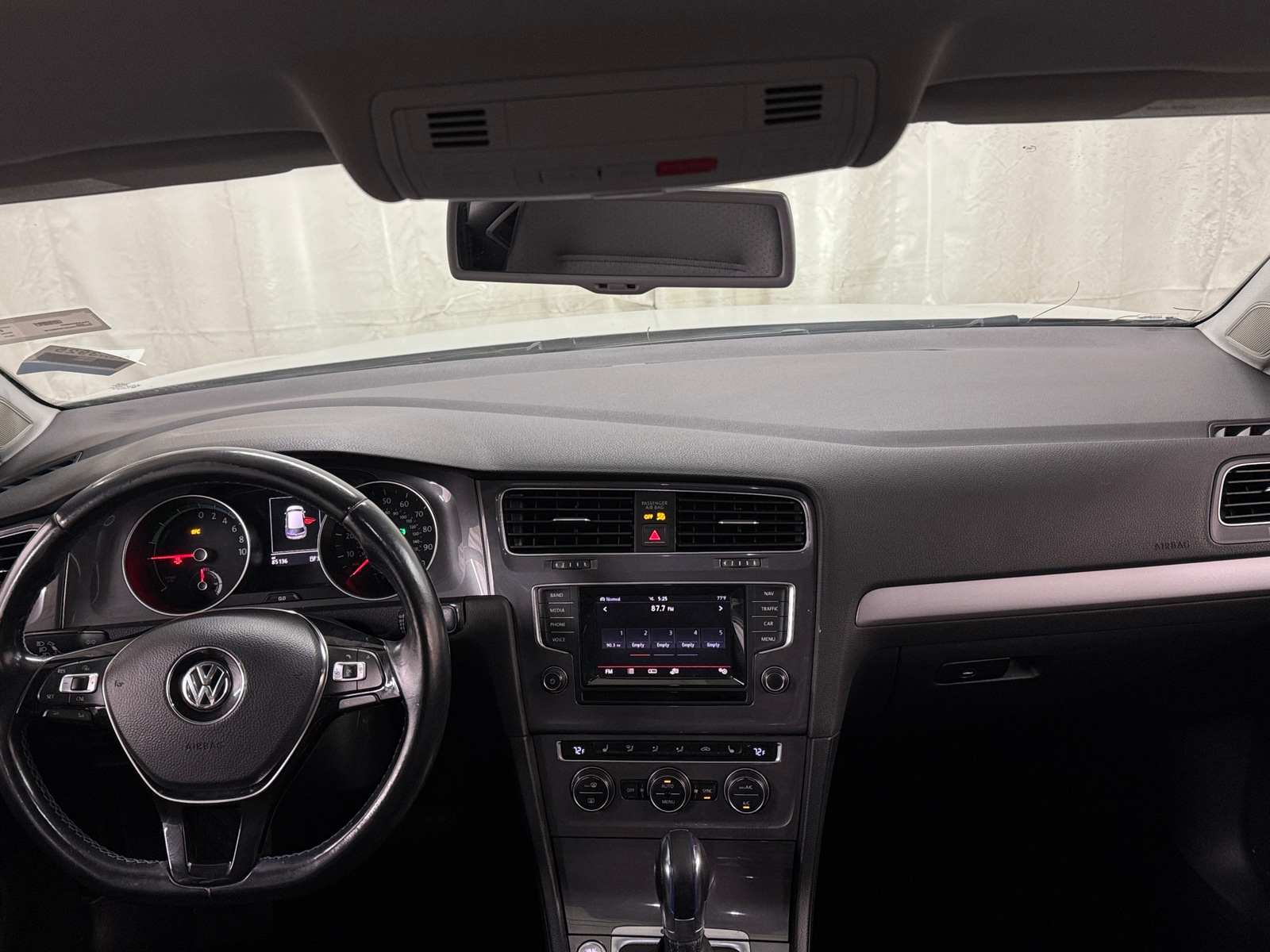Thumbnail: 2015 Volkswagen e-Golf - 2