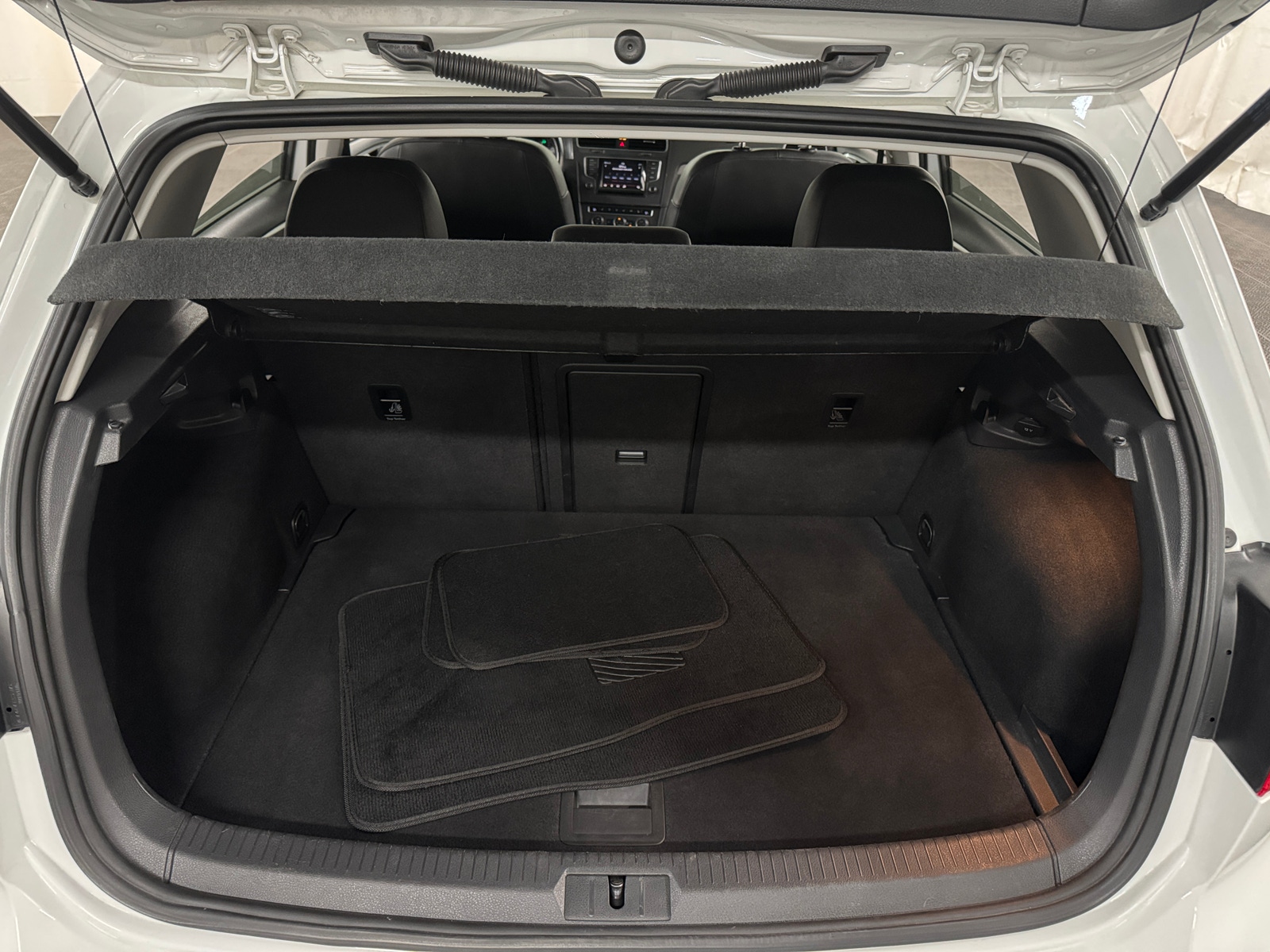 Thumbnail: 2015 Volkswagen e-Golf - 6