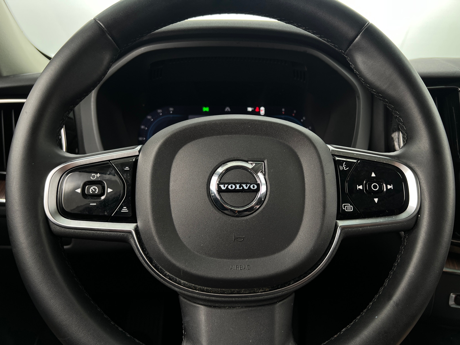 Thumbnail: 2023 Volvo XC60 - 4