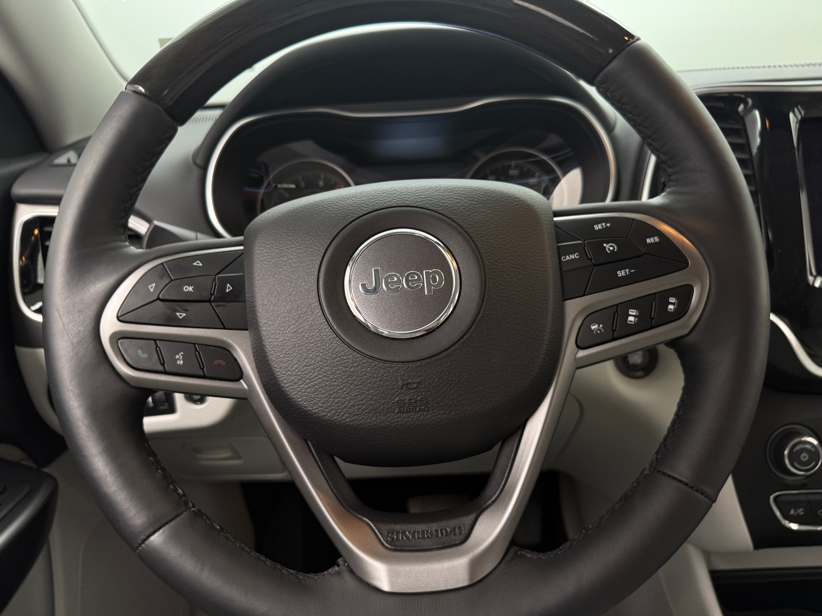 Thumbnail: 2019 Jeep Cherokee - 5