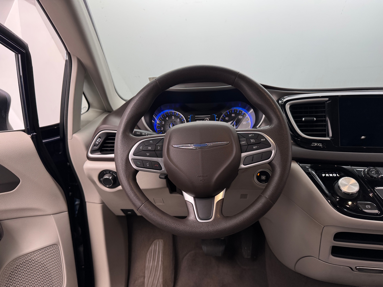 Thumbnail: 2017 Chrysler Pacifica - 5