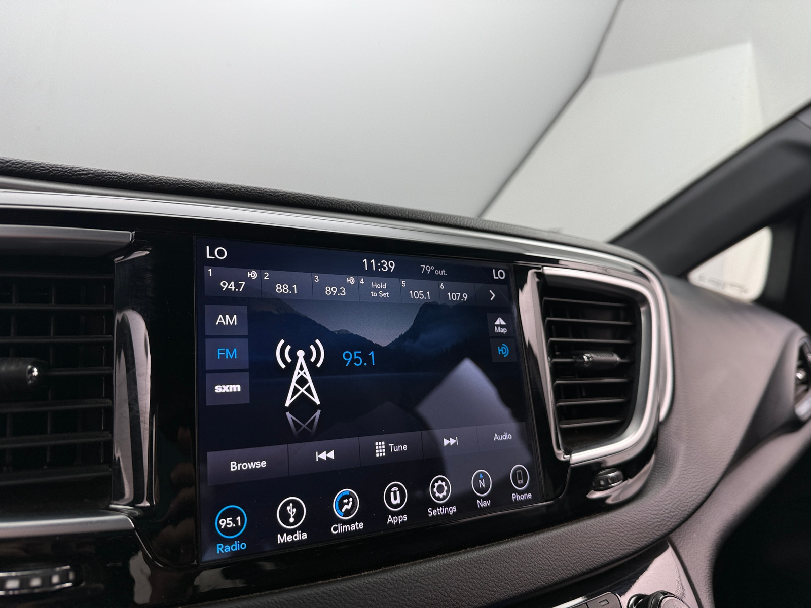 Thumbnail: 2019 Chrysler Pacifica - 4