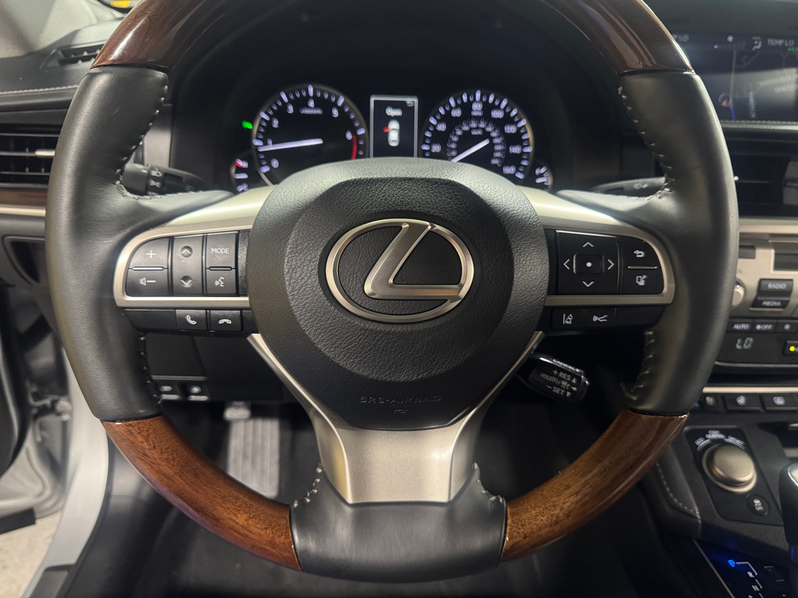 Thumbnail: 2017 Lexus ES - 4