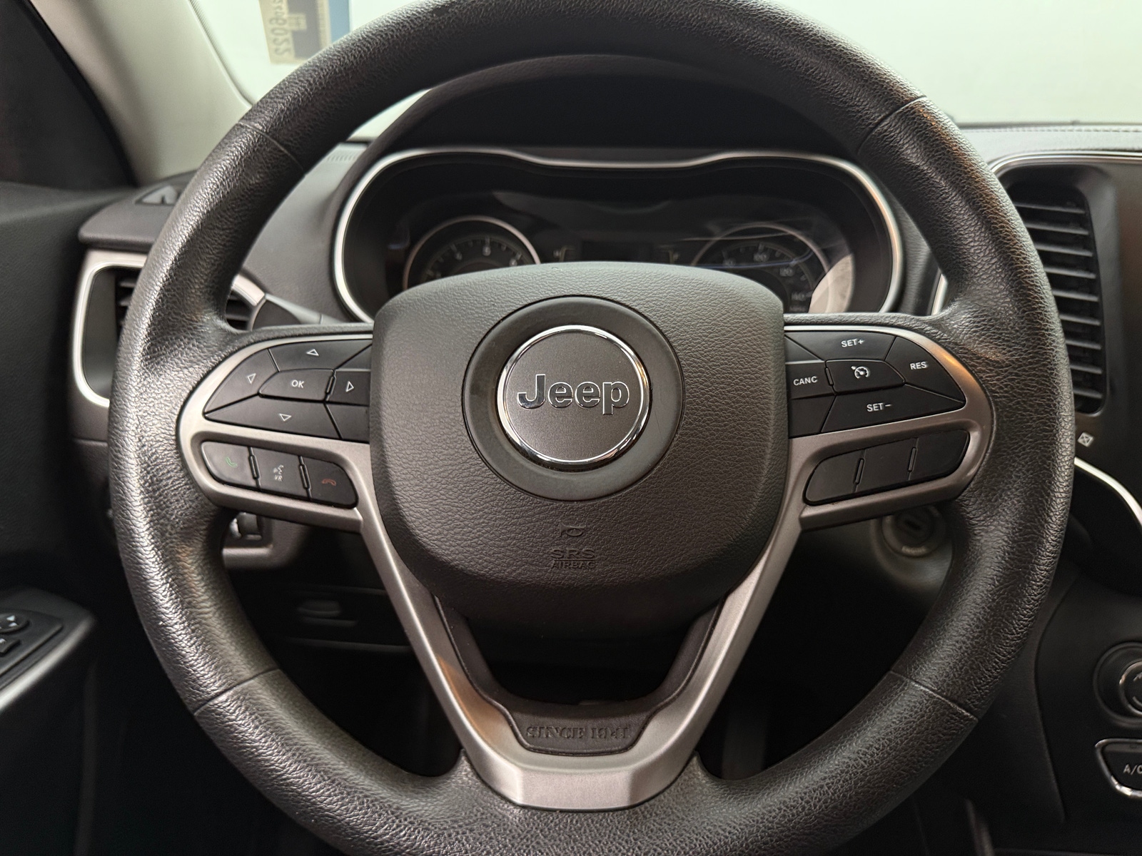 Thumbnail: 2019 Jeep Cherokee - 5
