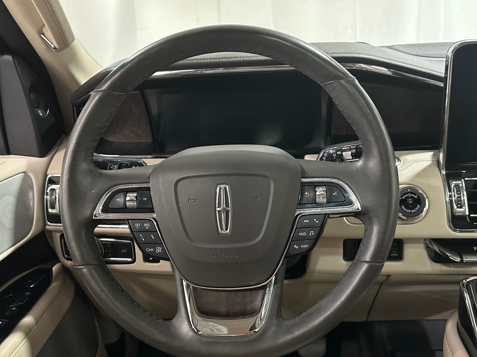 Thumbnail: 2021 Lincoln Navigator L - 4