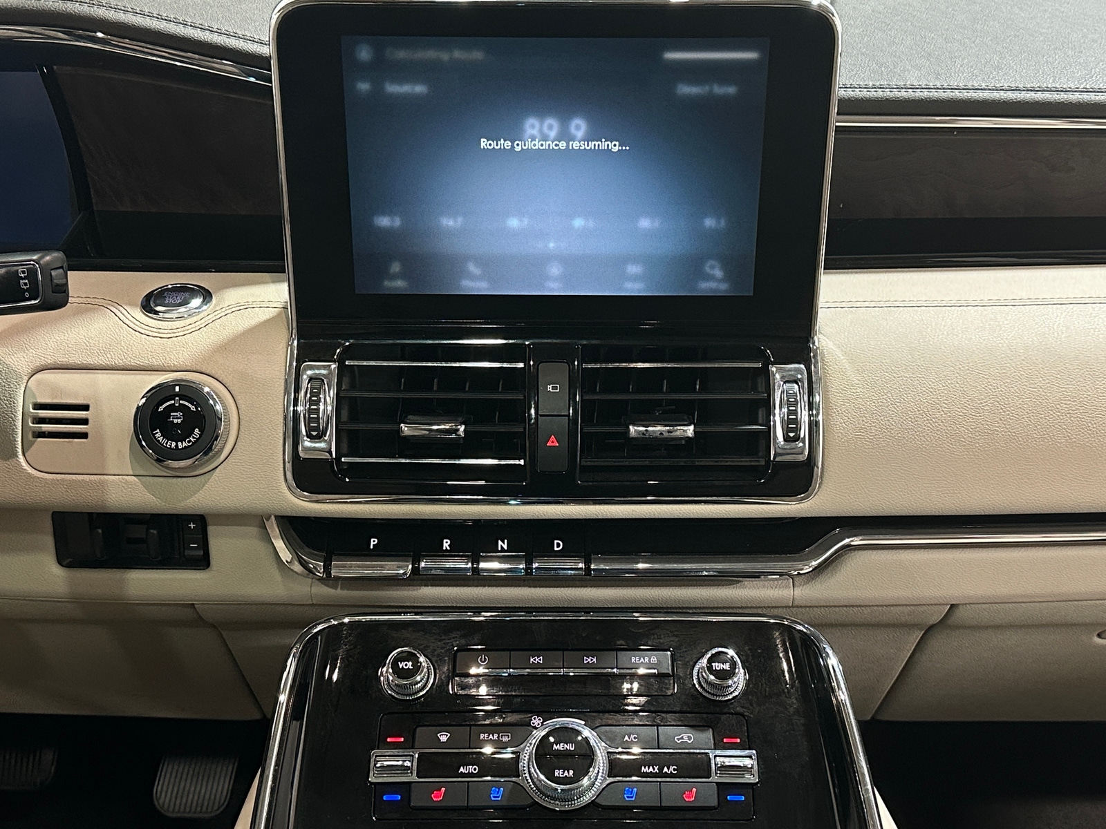 Thumbnail: 2021 Lincoln Navigator L - 3