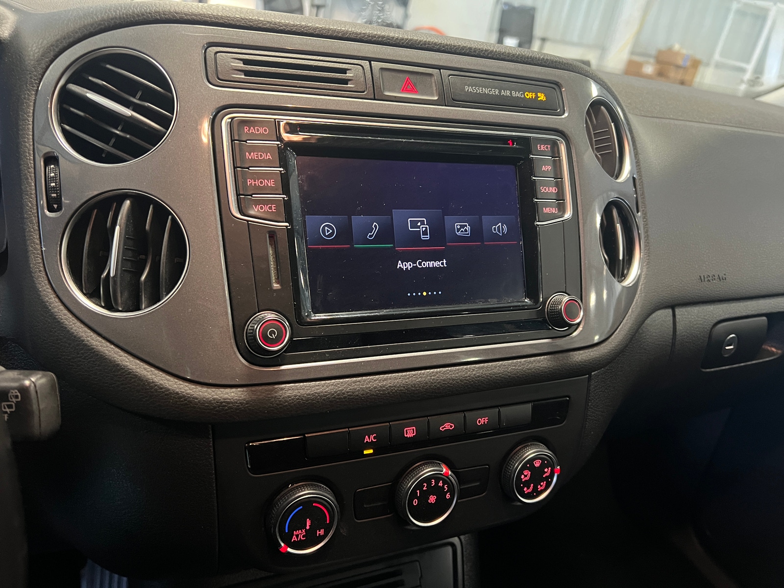 Thumbnail: 2017 Volkswagen Tiguan - 4