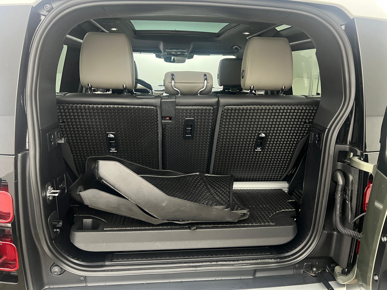 Thumbnail: 2025 Land Rover Defender - 5