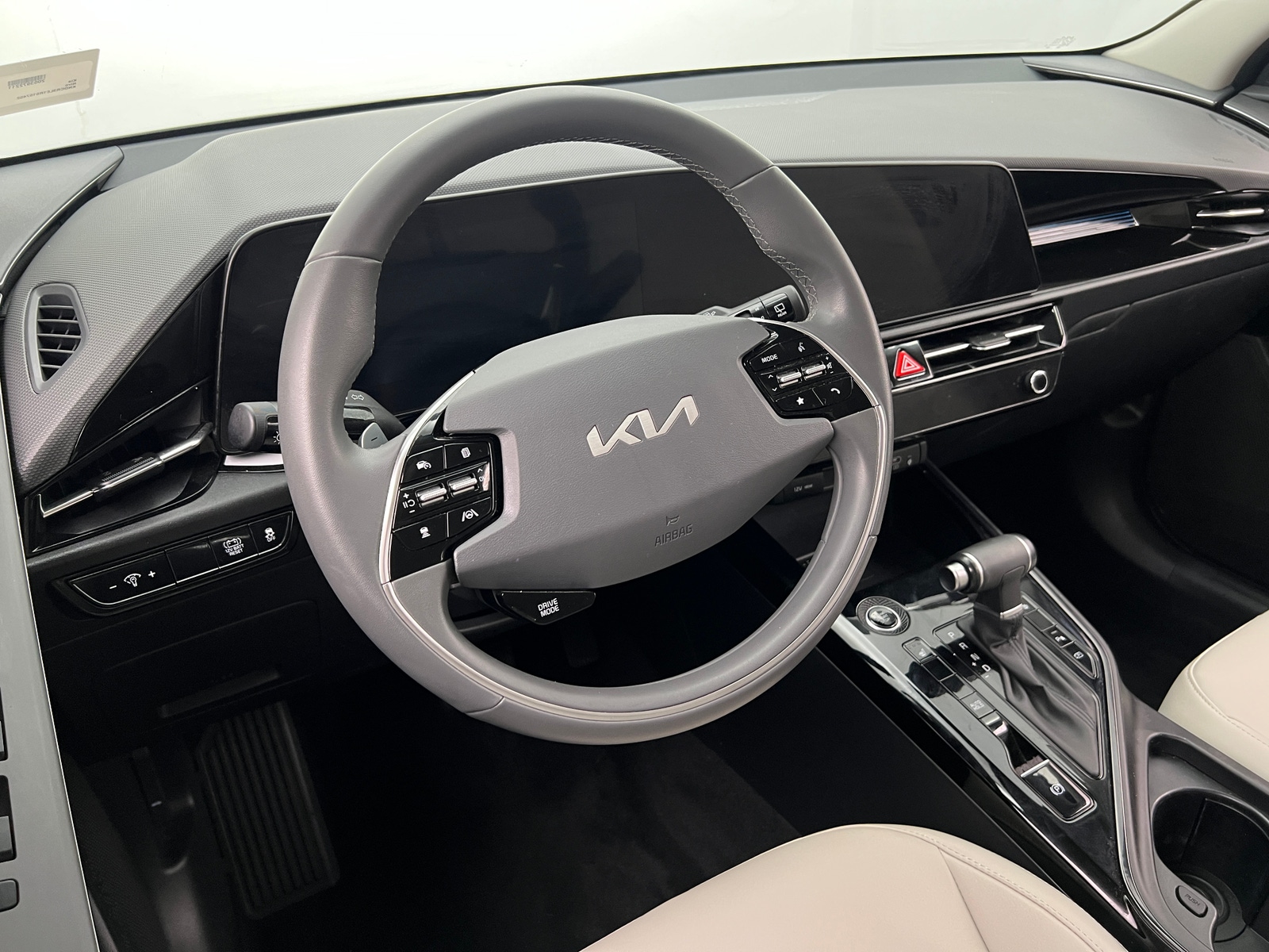 Thumbnail: 2024 Kia Niro - 4
