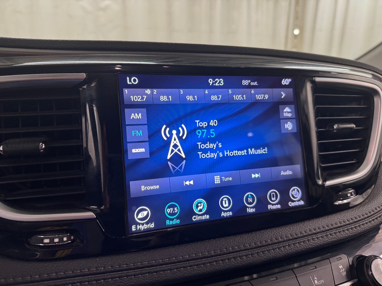 Thumbnail: 2018 Chrysler Pacifica - 3