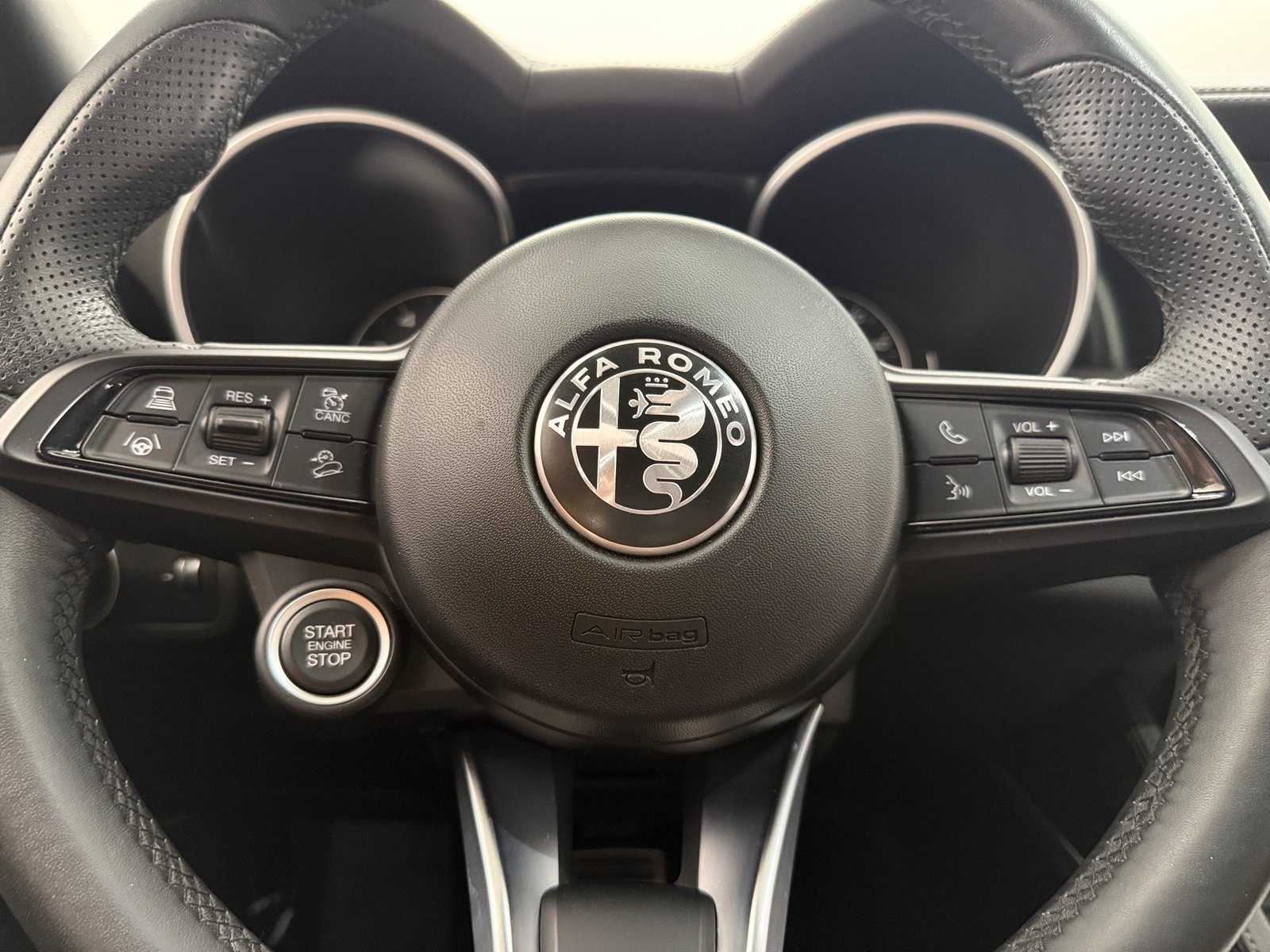 Thumbnail: 2022 Alfa Romeo Stelvio - 4