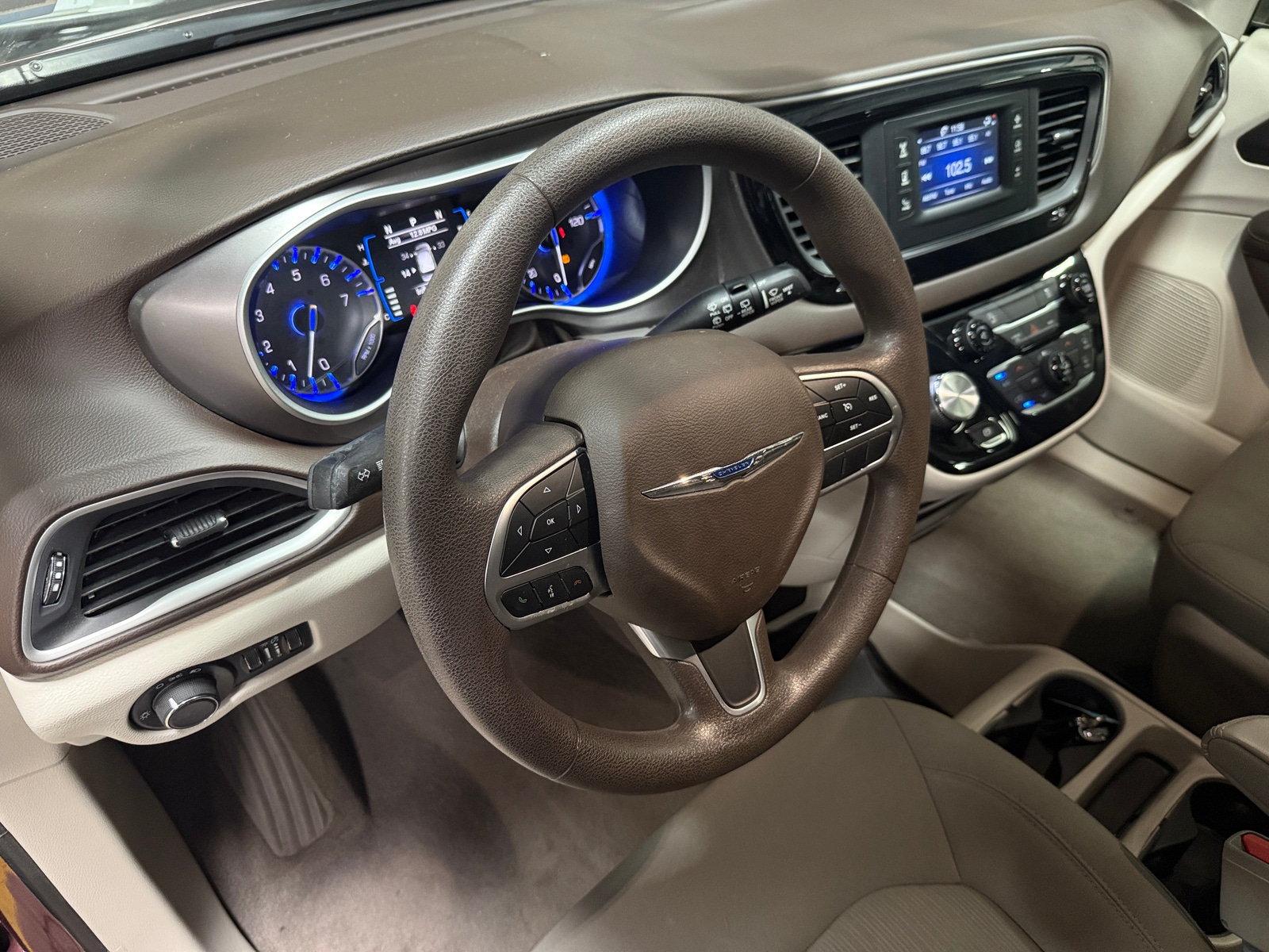 Thumbnail: 2017 Chrysler Pacifica - 3