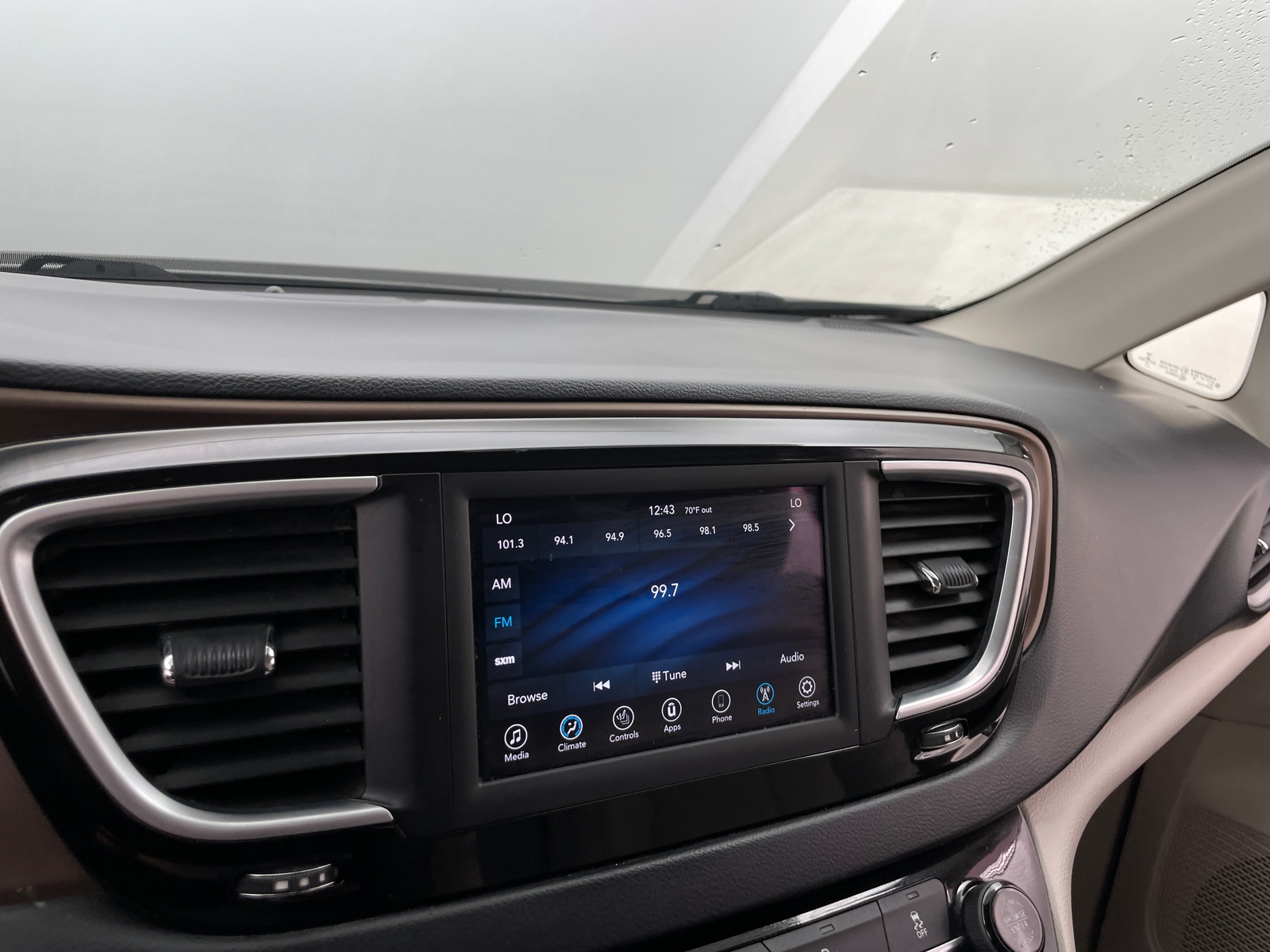 Thumbnail: 2018 Chrysler Pacifica - 3