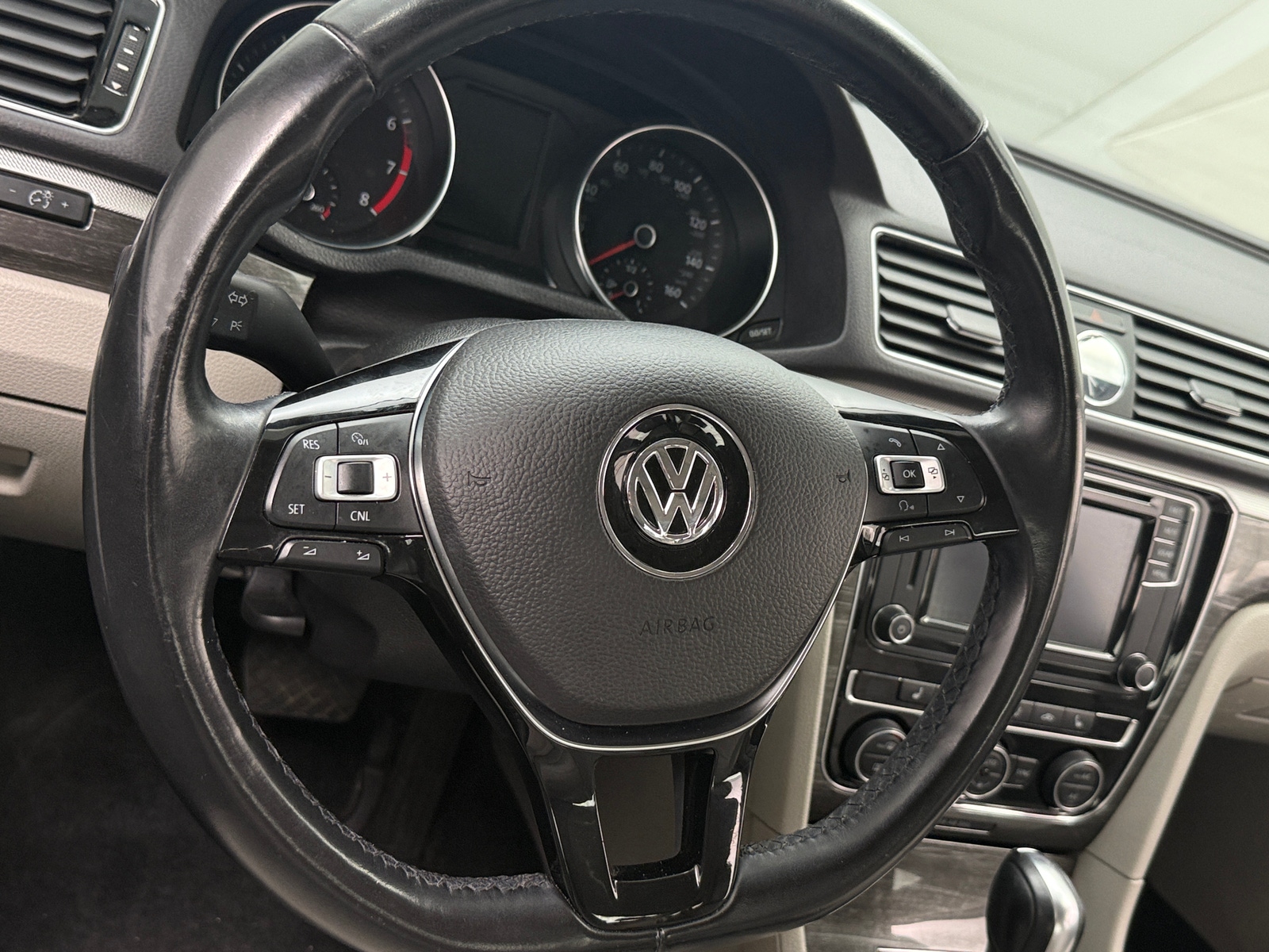 Thumbnail: 2017 Volkswagen Passat - 4