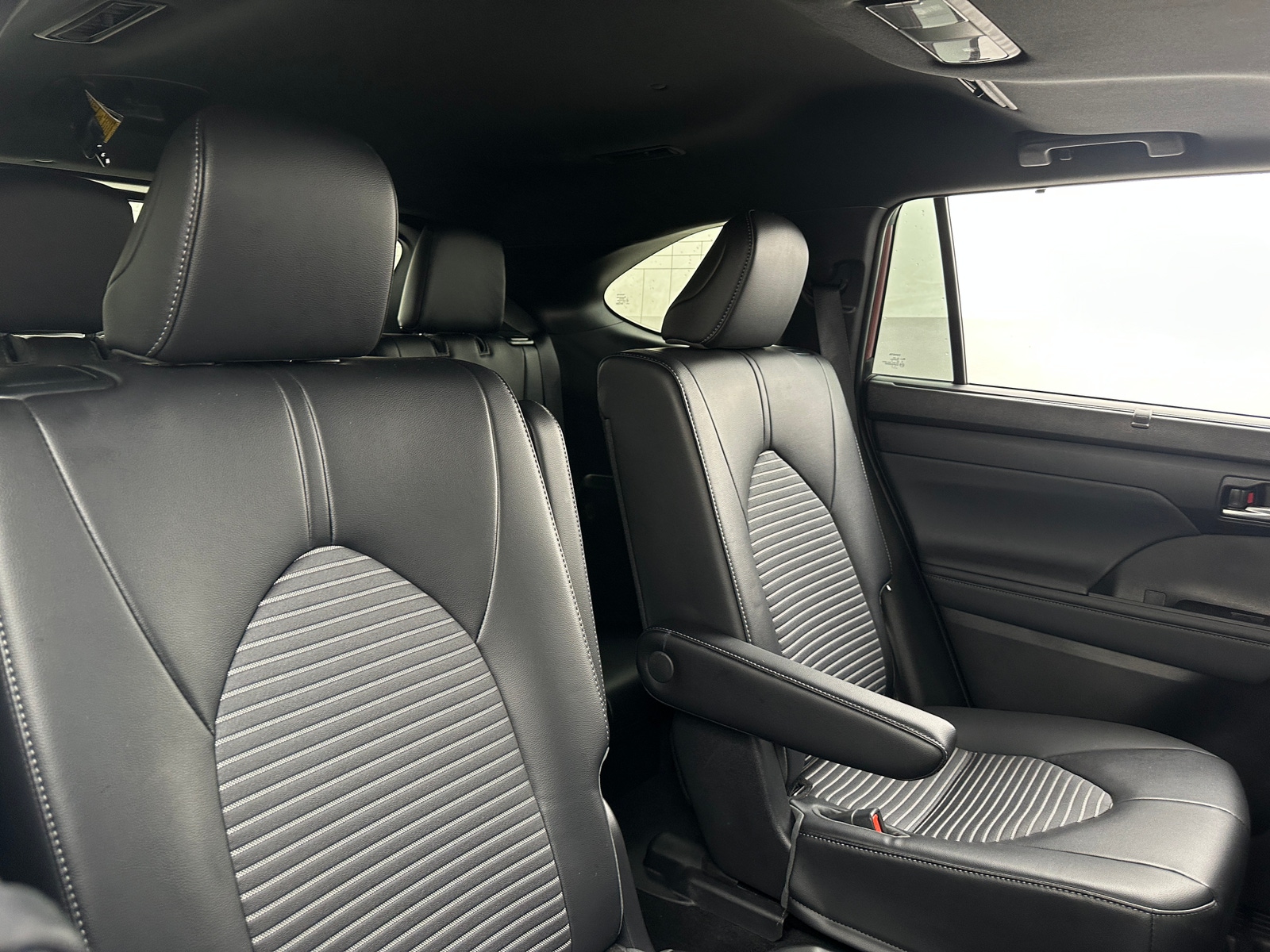 Thumbnail: 2022 Toyota Highlander - 5