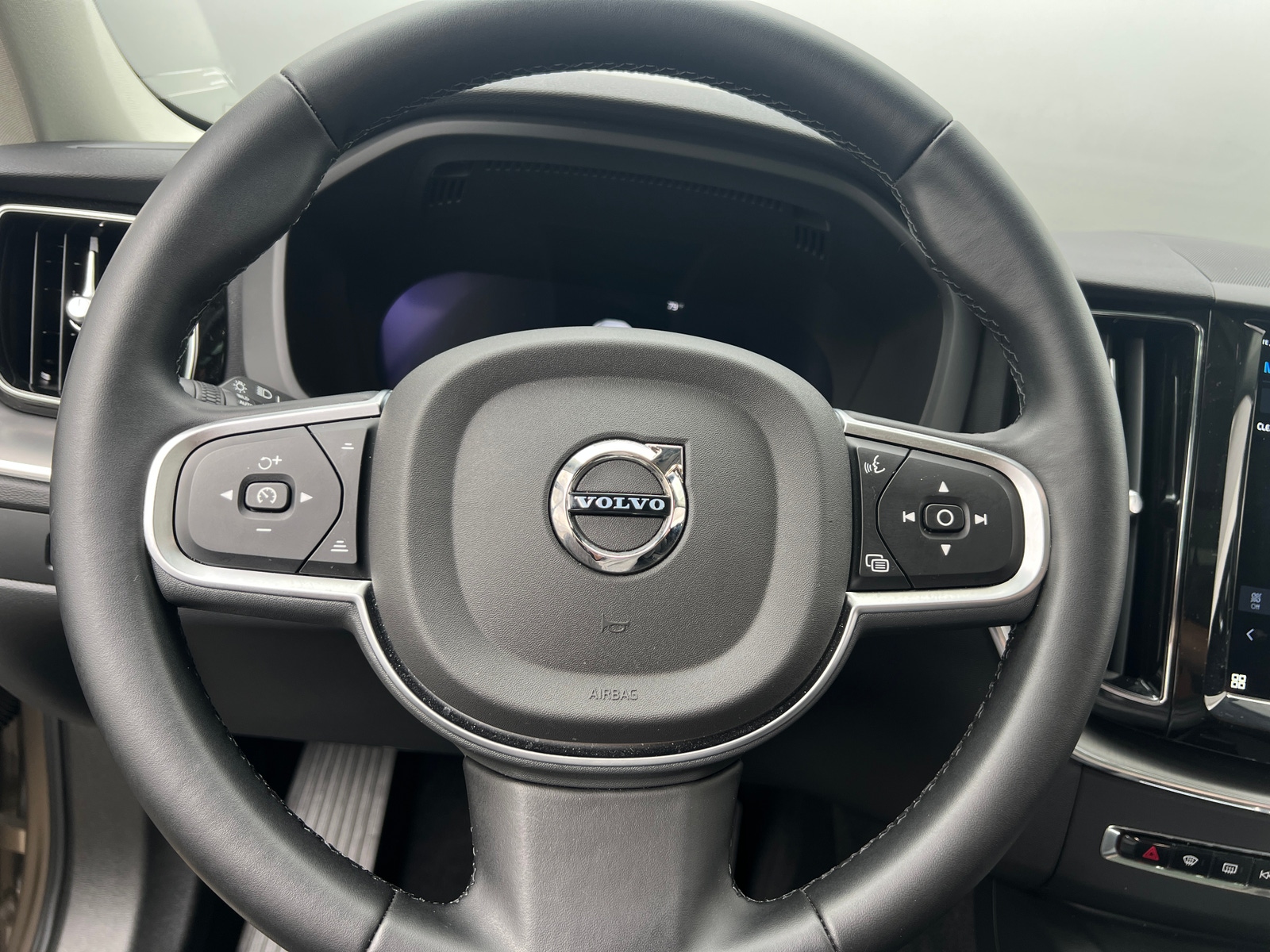 Thumbnail: 2025 Volvo XC60 - 5
