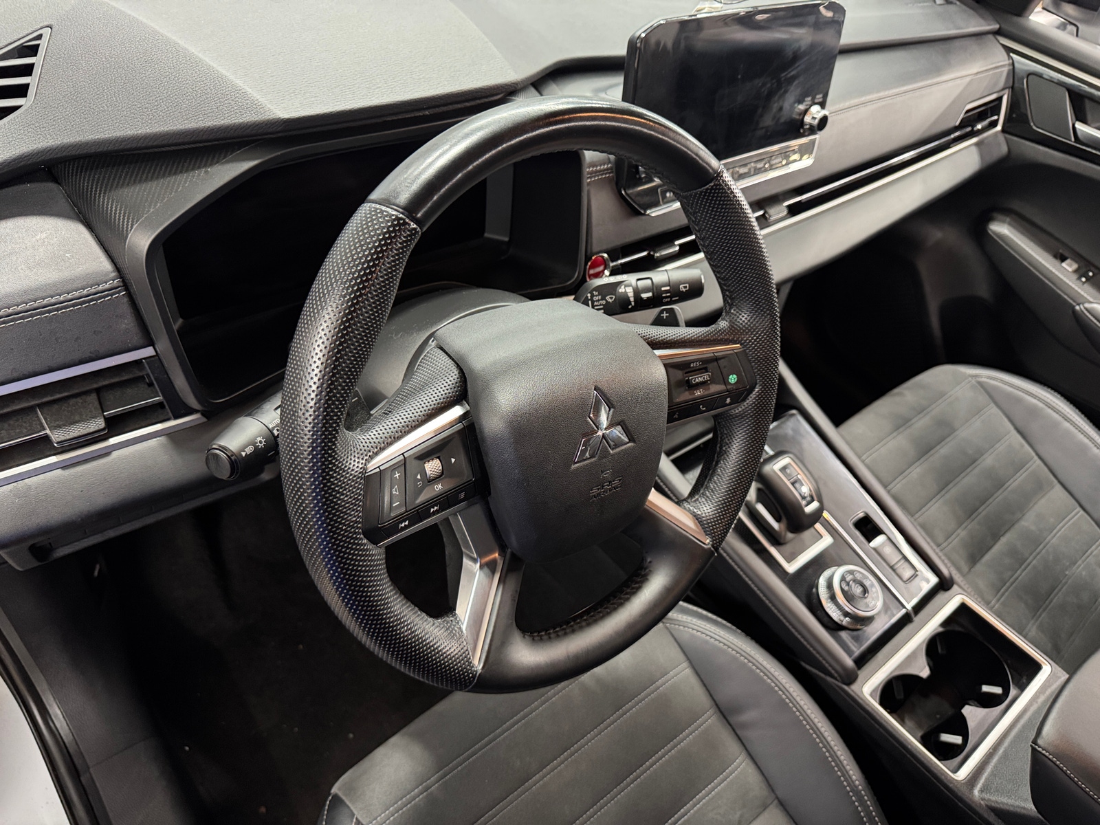 Thumbnail: 2023 Mitsubishi Outlander - 2