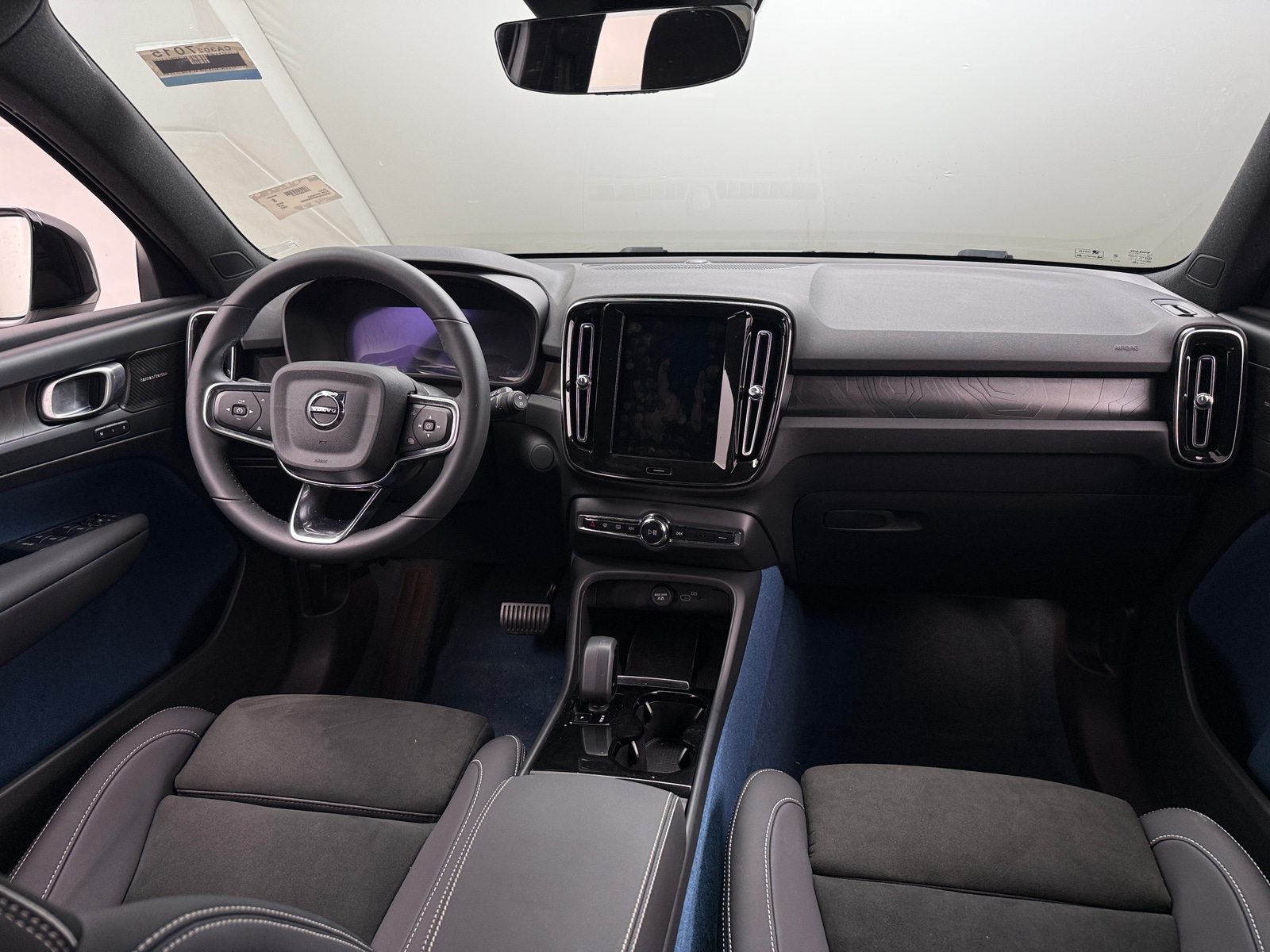 Thumbnail: 2023 Volvo XC40 - 3