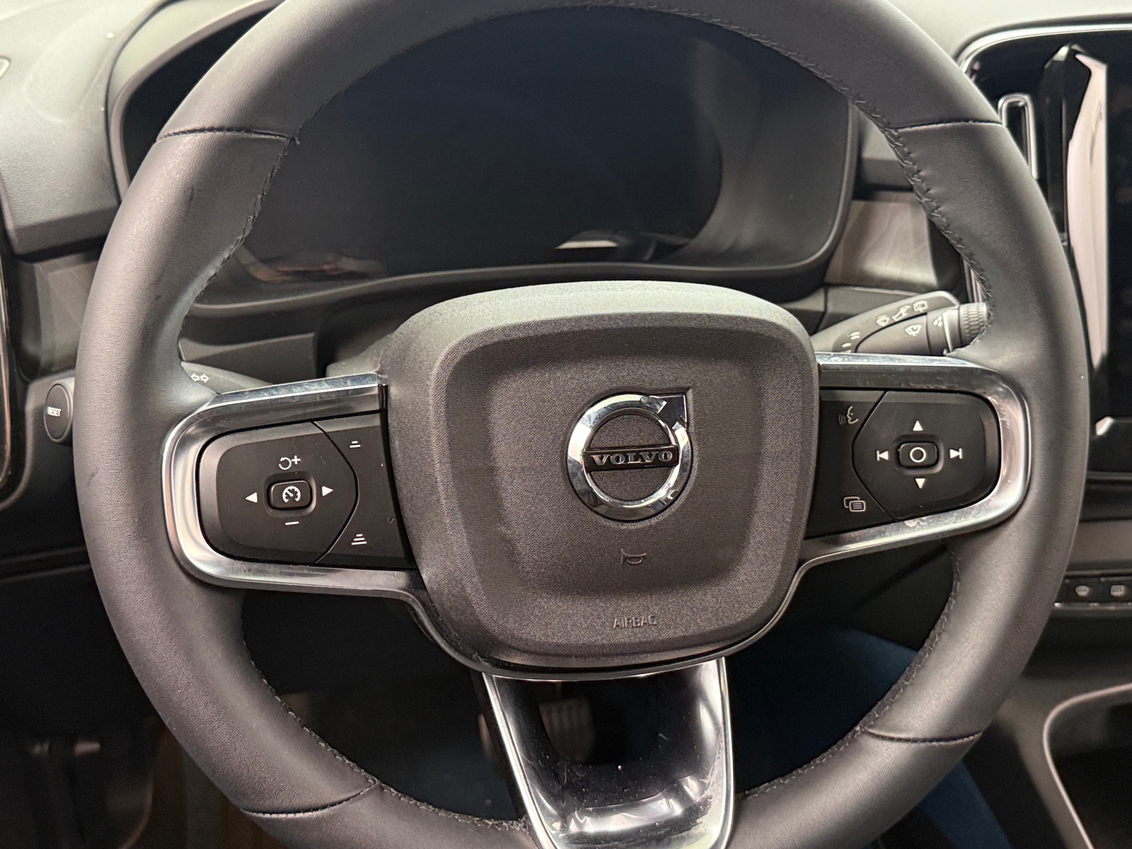 Thumbnail: 2023 Volvo XC40 - 5