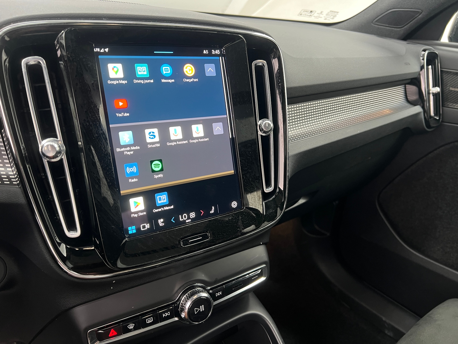 Thumbnail: 2022 Volvo XC40 - 3