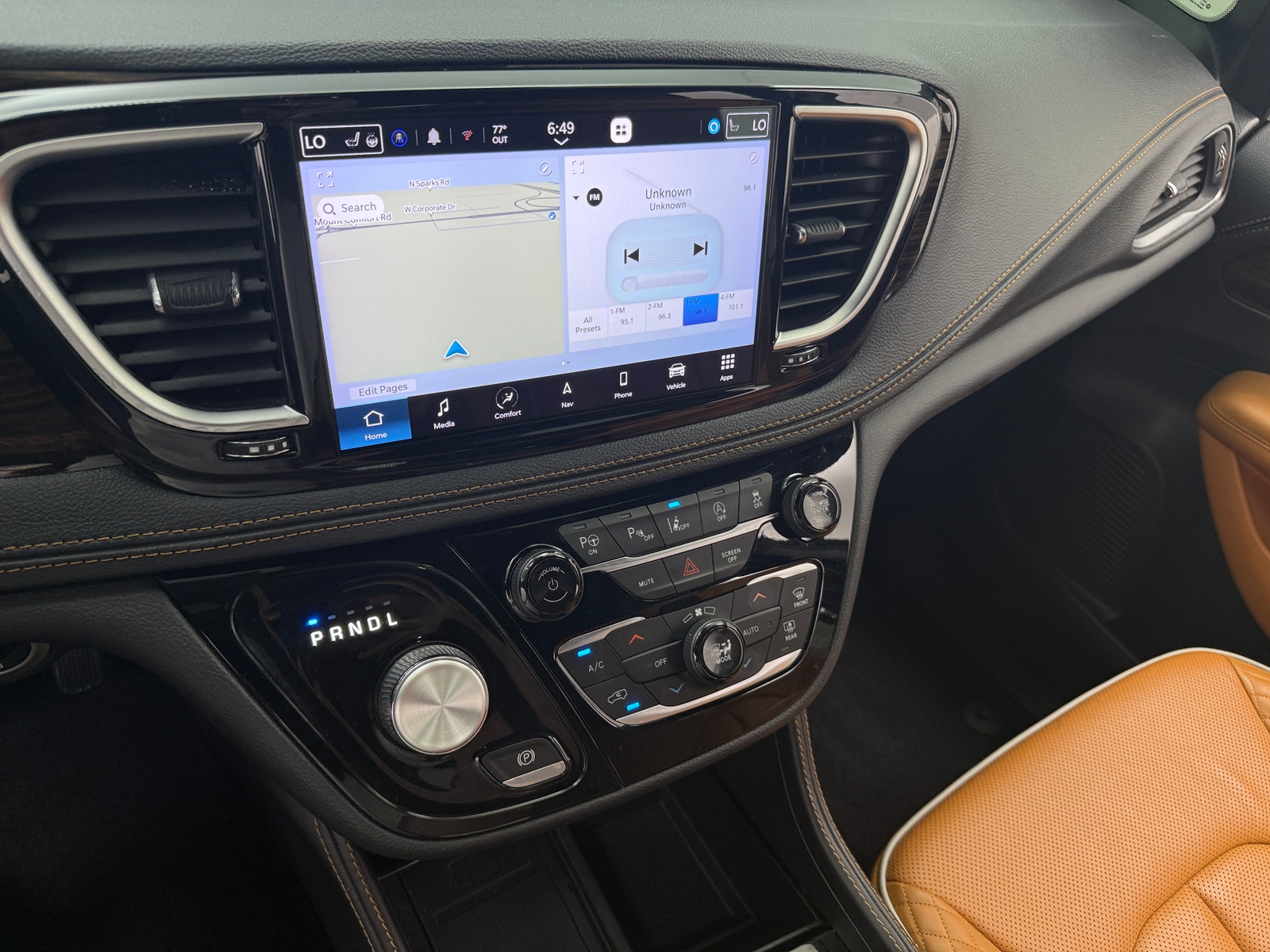 Thumbnail: 2022 Chrysler Pacifica - 3