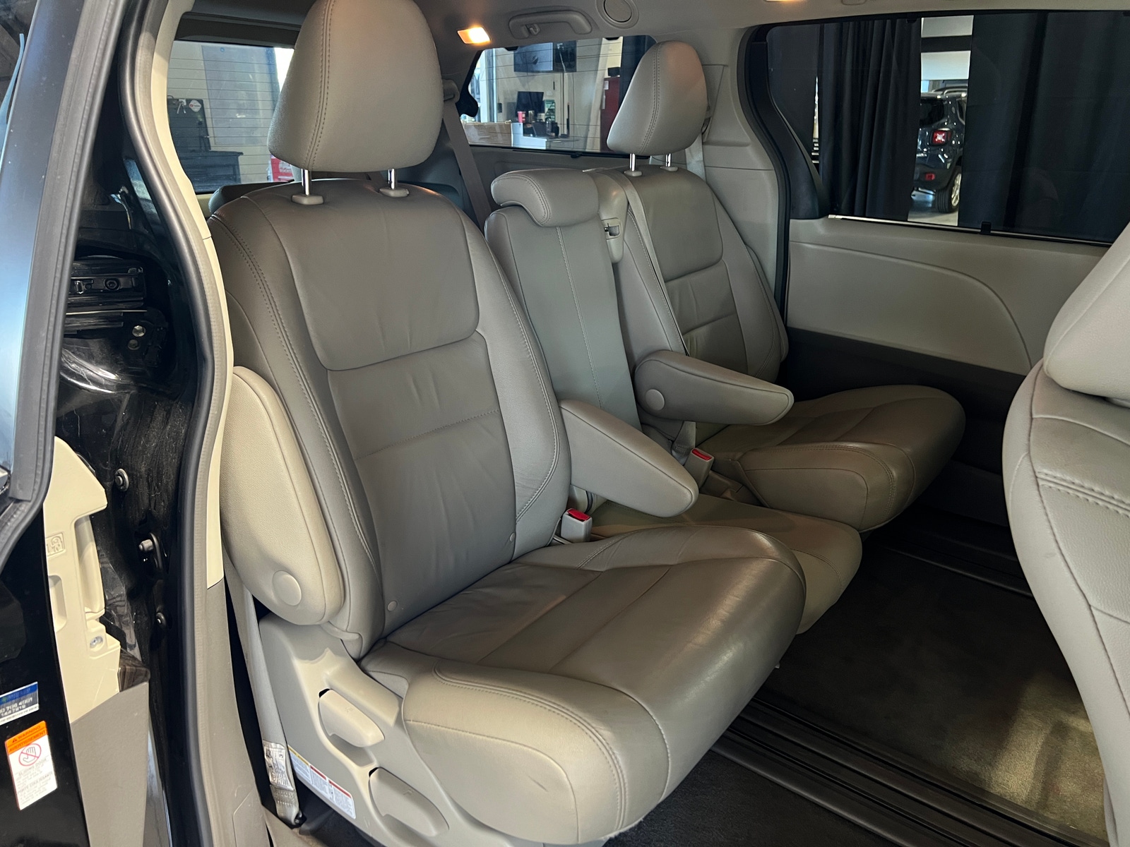 Thumbnail: 2017 Toyota Sienna - 5