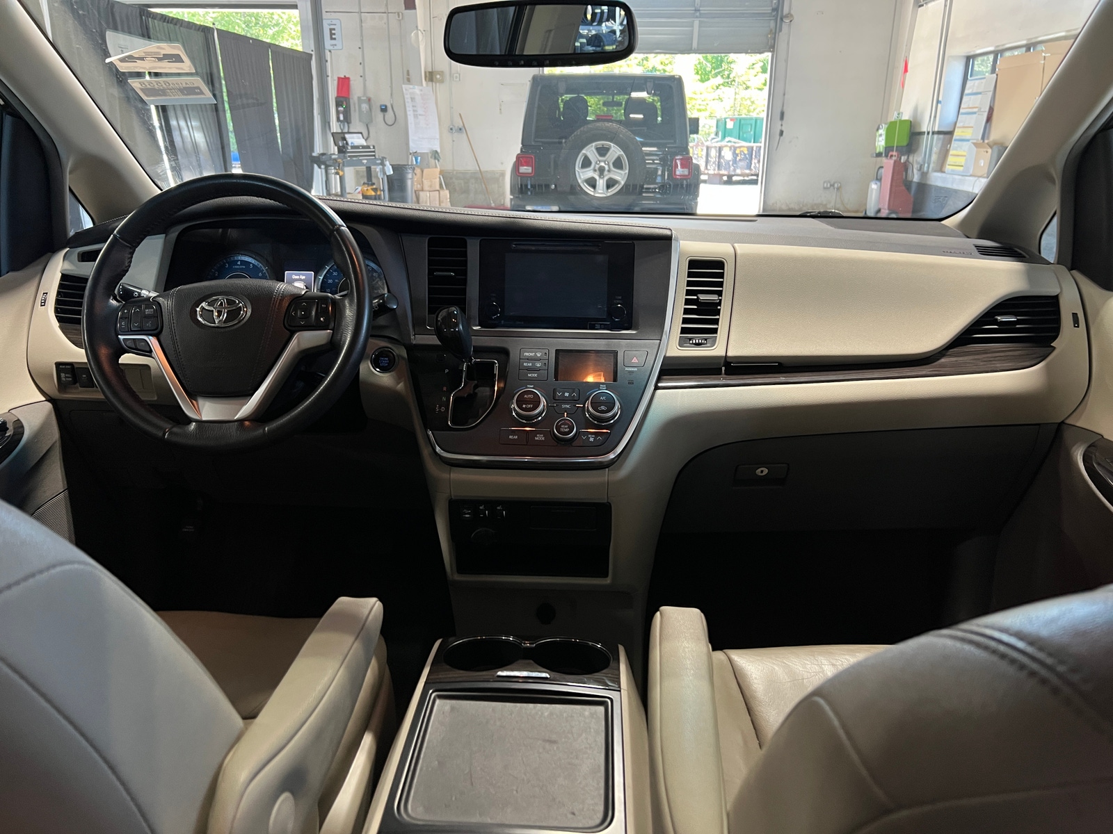 Thumbnail: 2017 Toyota Sienna - 2