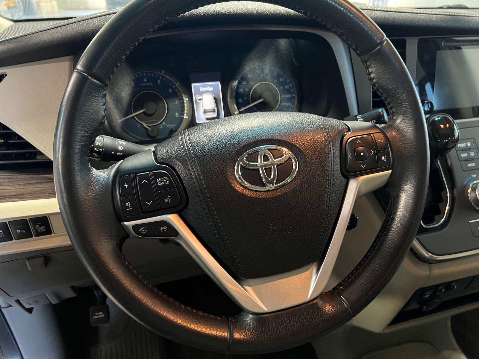 Thumbnail: 2017 Toyota Sienna - 4