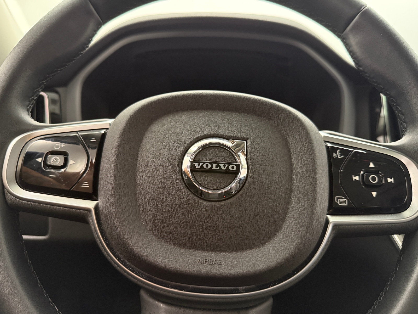 Thumbnail: 2025 Volvo XC60 - 4