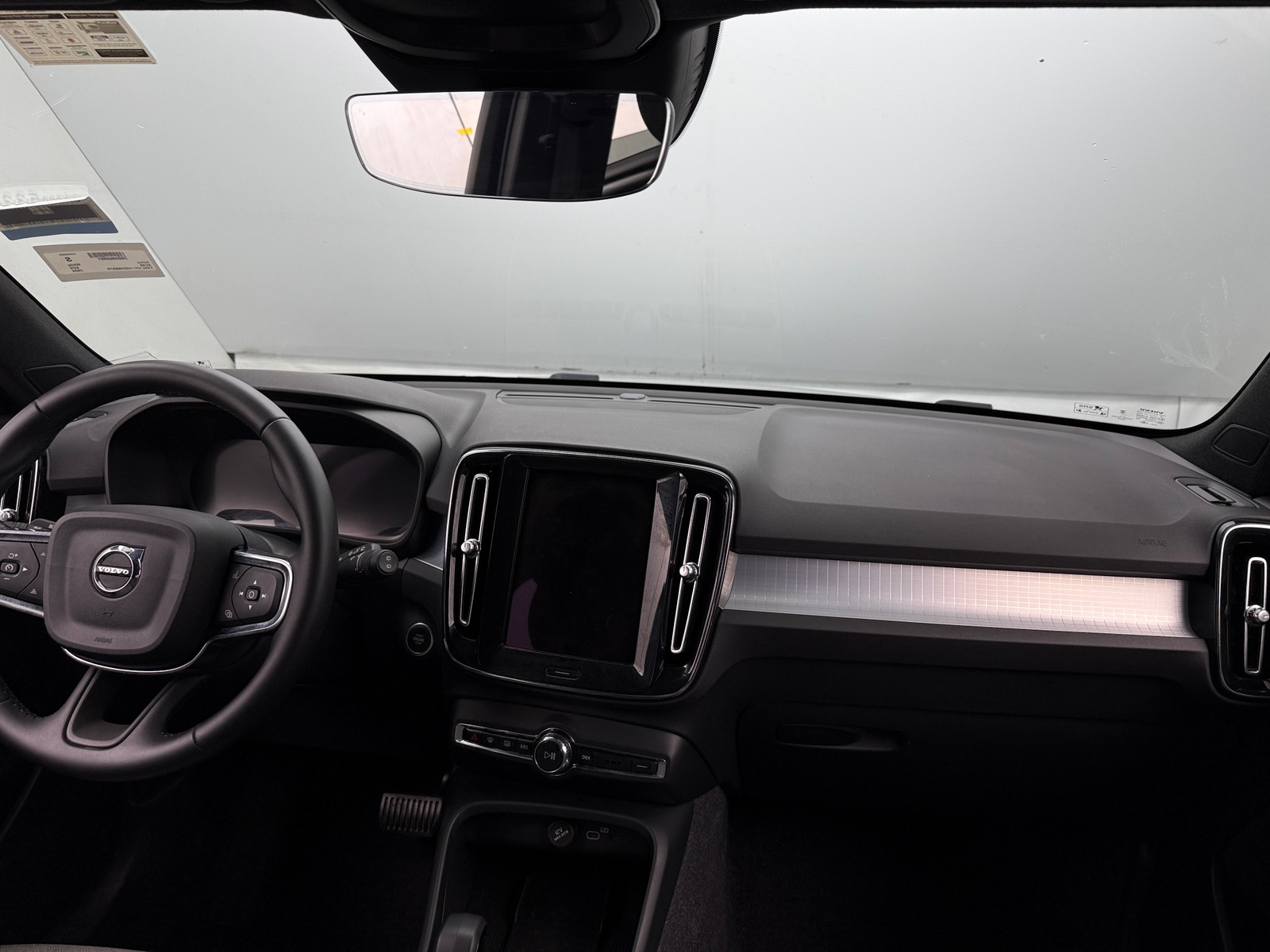 Thumbnail: 2025 Volvo XC40 - 3