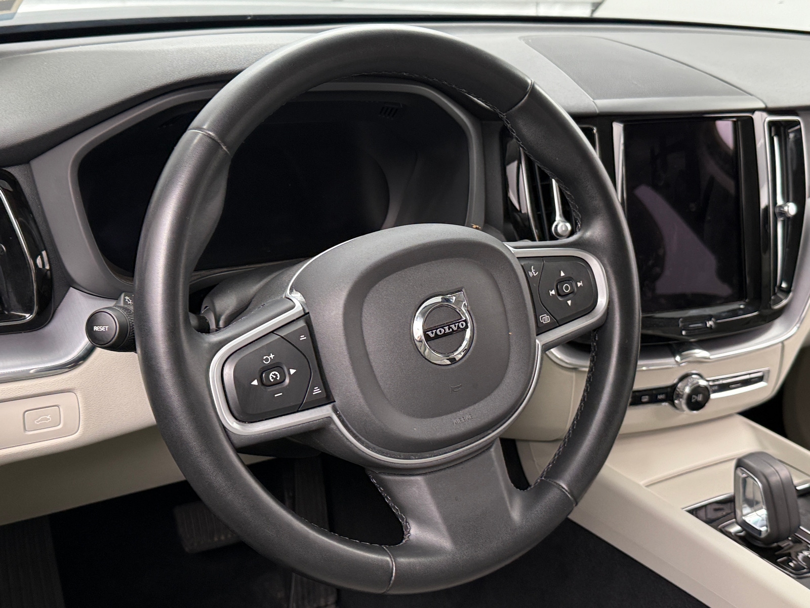 Thumbnail: 2022 Volvo XC60 - 5
