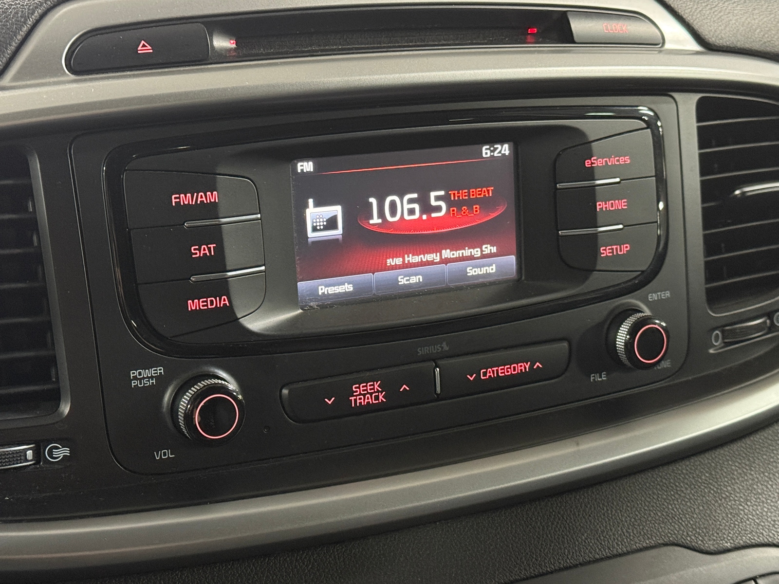 Thumbnail: 2016 Kia Sorento - 4