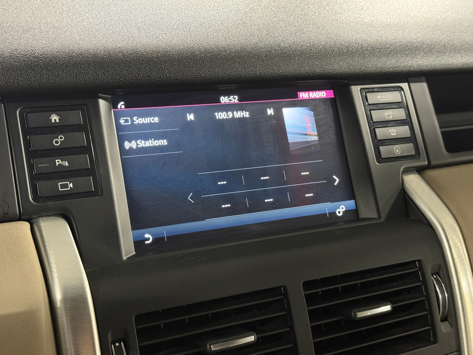 Thumbnail: 2016 Land Rover Discovery Sport - 3