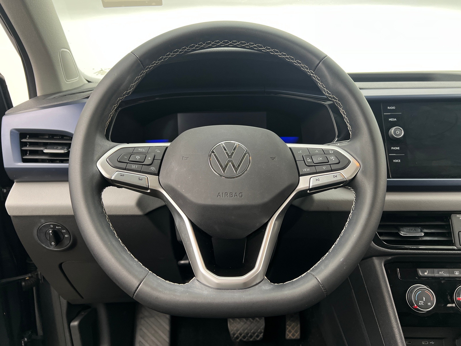 Thumbnail: 2023 Volkswagen Taos - 4