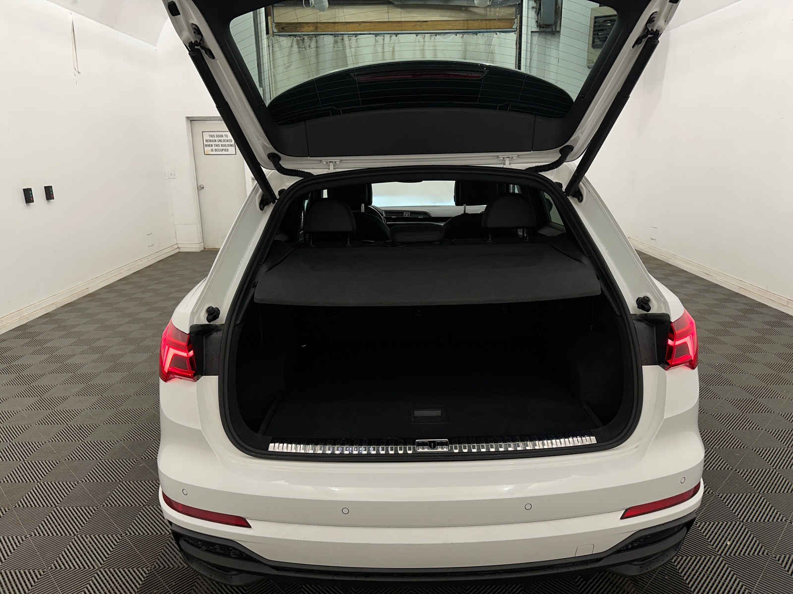 Thumbnail: 2023 Audi Q3 - 6