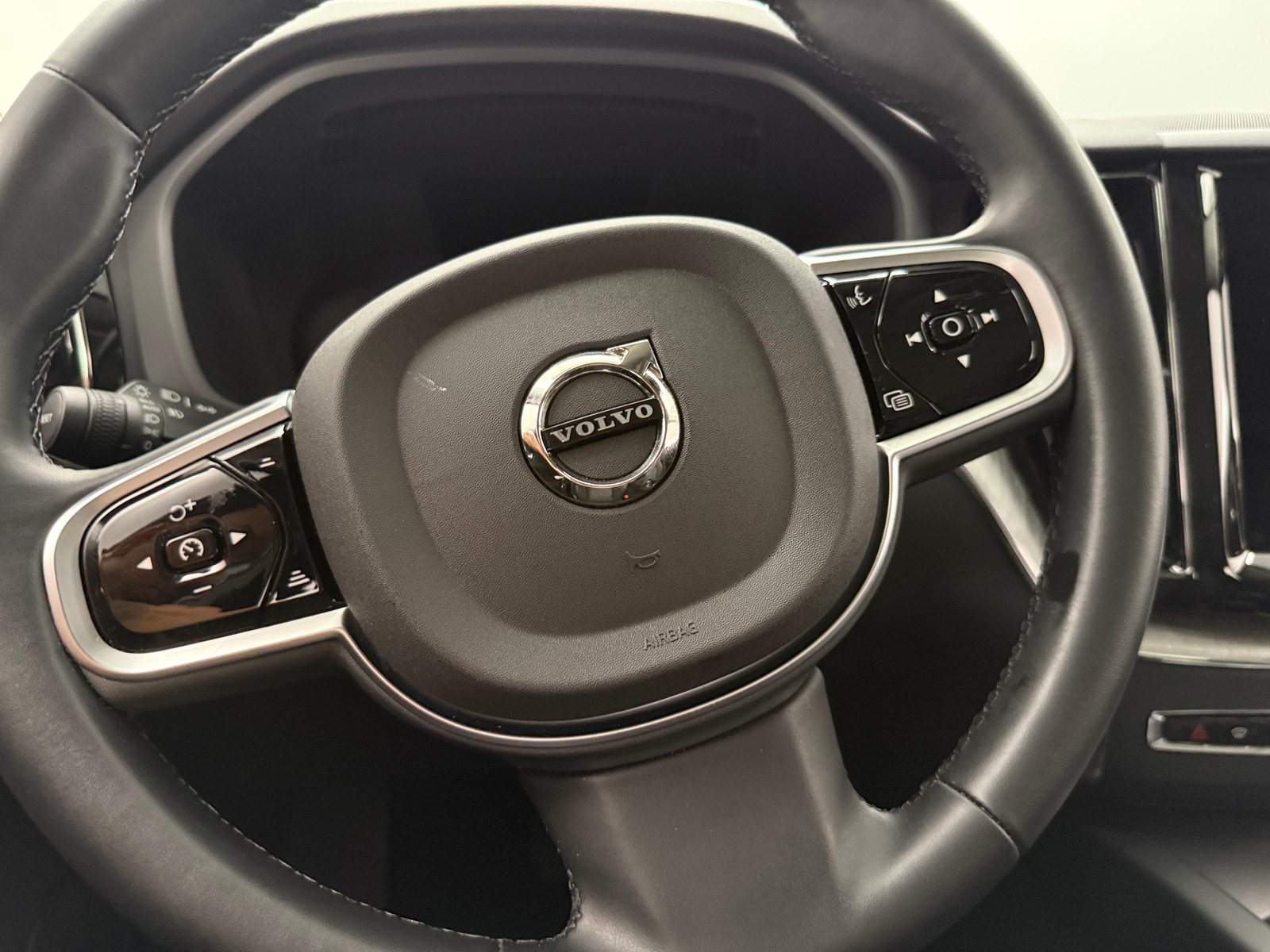 Thumbnail: 2025 Volvo XC60 - 4