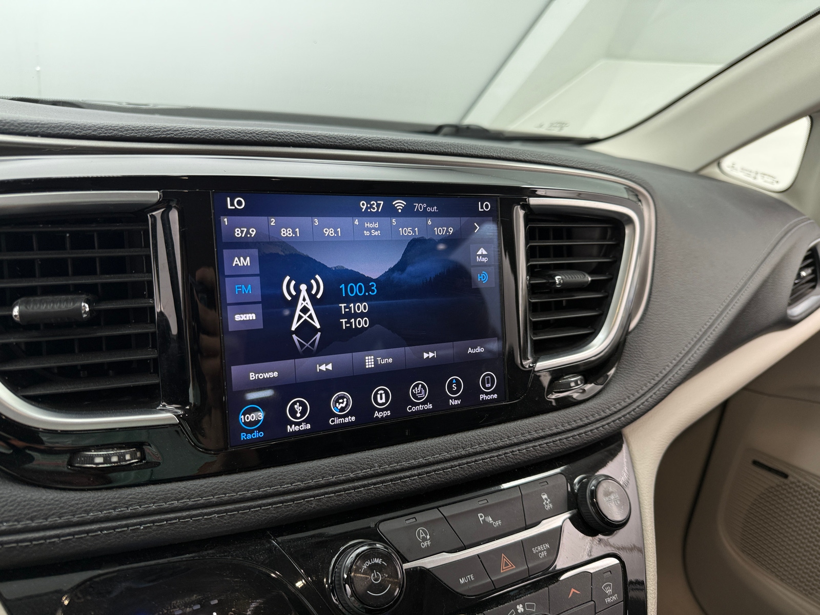 Thumbnail: 2018 Chrysler Pacifica - 3