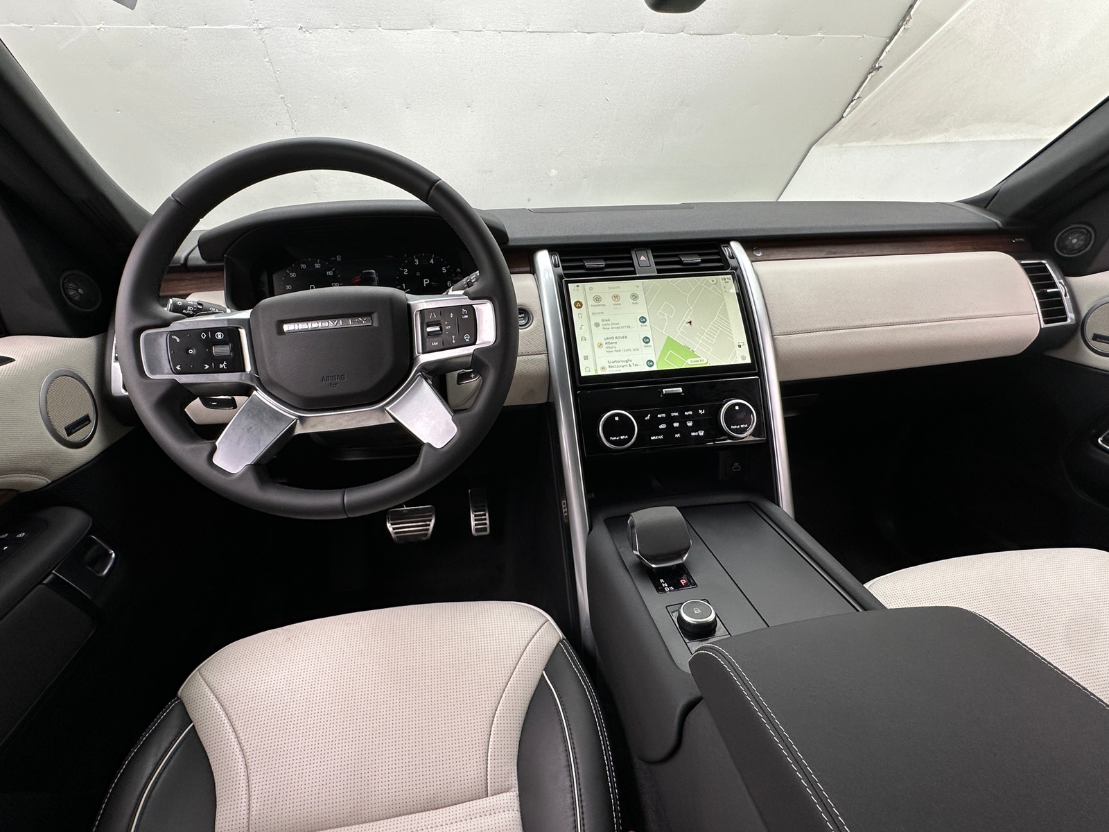 Thumbnail: 2024 Land Rover Discovery - 2