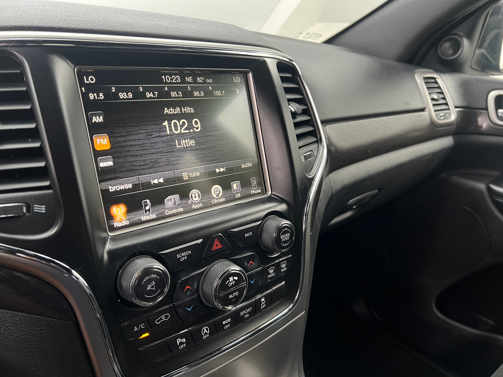 Thumbnail: 2017 Jeep Grand Cherokee - 3
