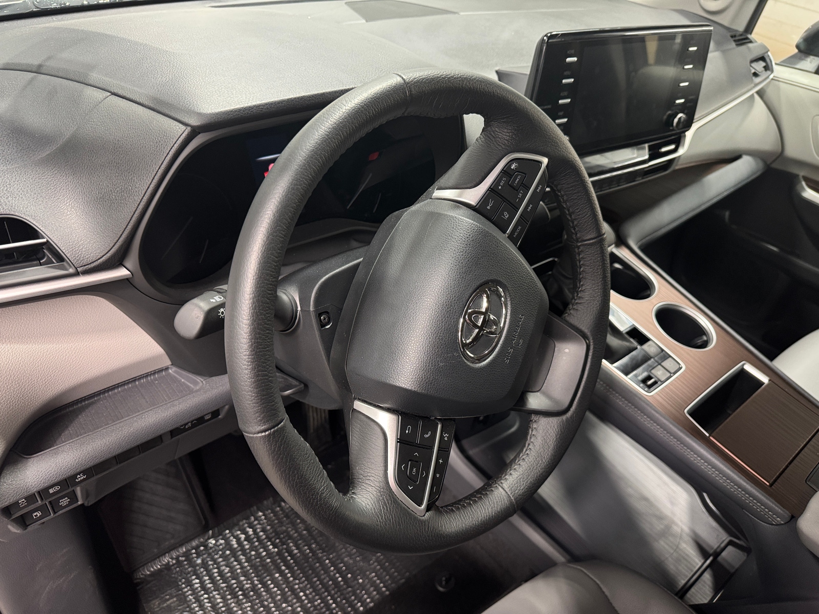 Thumbnail: 2023 Toyota Sienna - 2