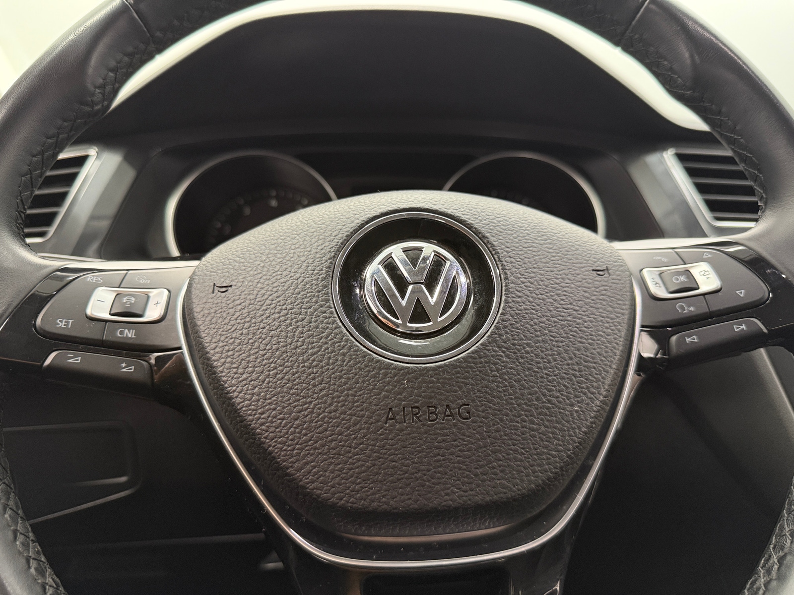 Thumbnail: 2018 Volkswagen Tiguan - 4