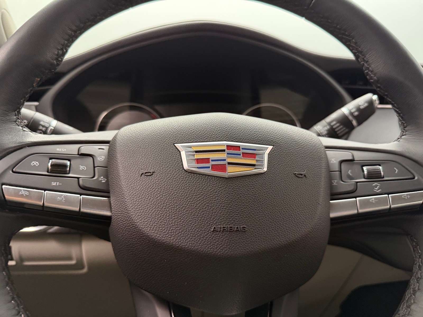 Thumbnail: 2022 Cadillac XT4 - 4