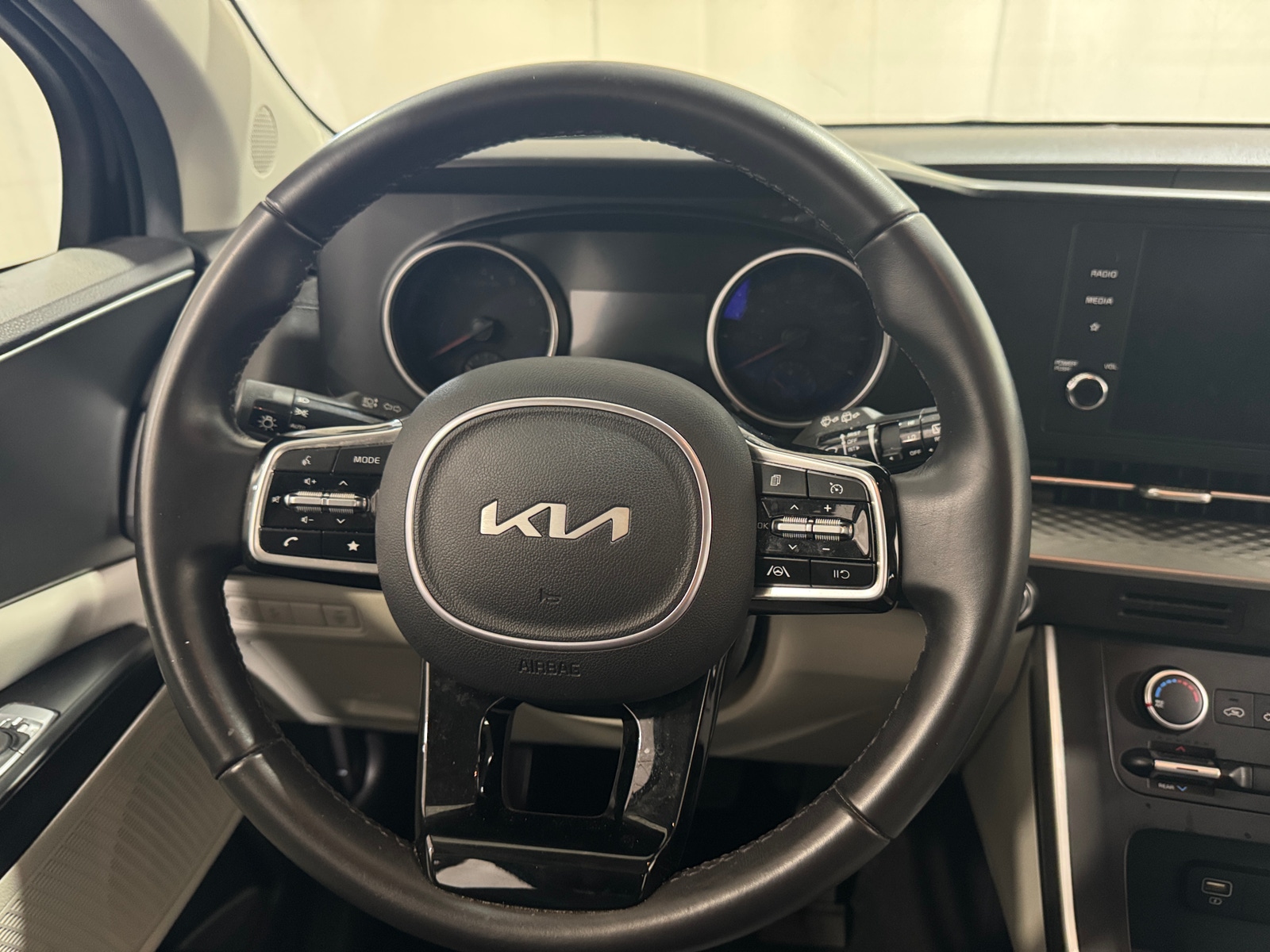 Thumbnail: 2023 Kia Carnival - 4