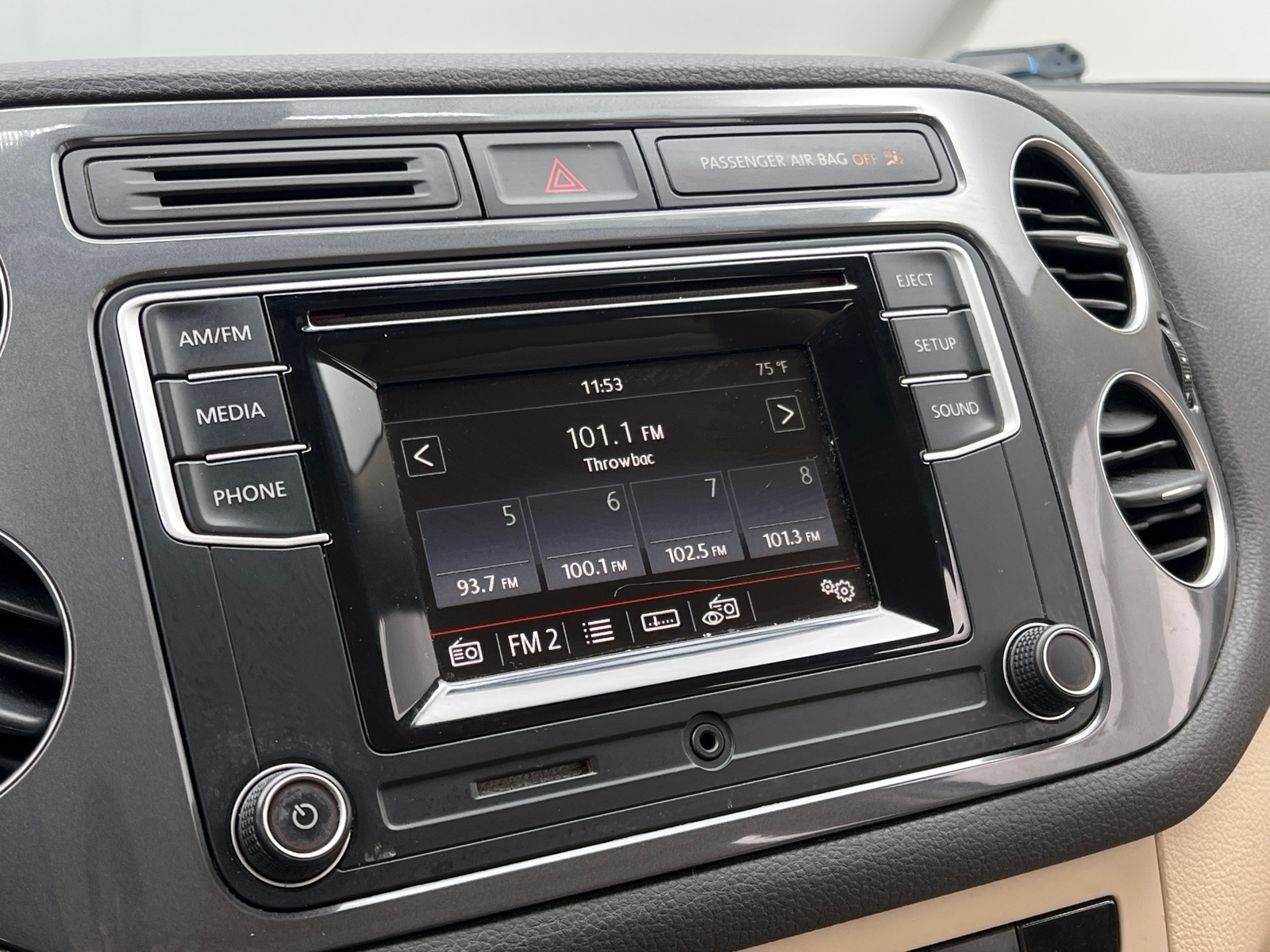 Thumbnail: 2016 Volkswagen Tiguan - 4