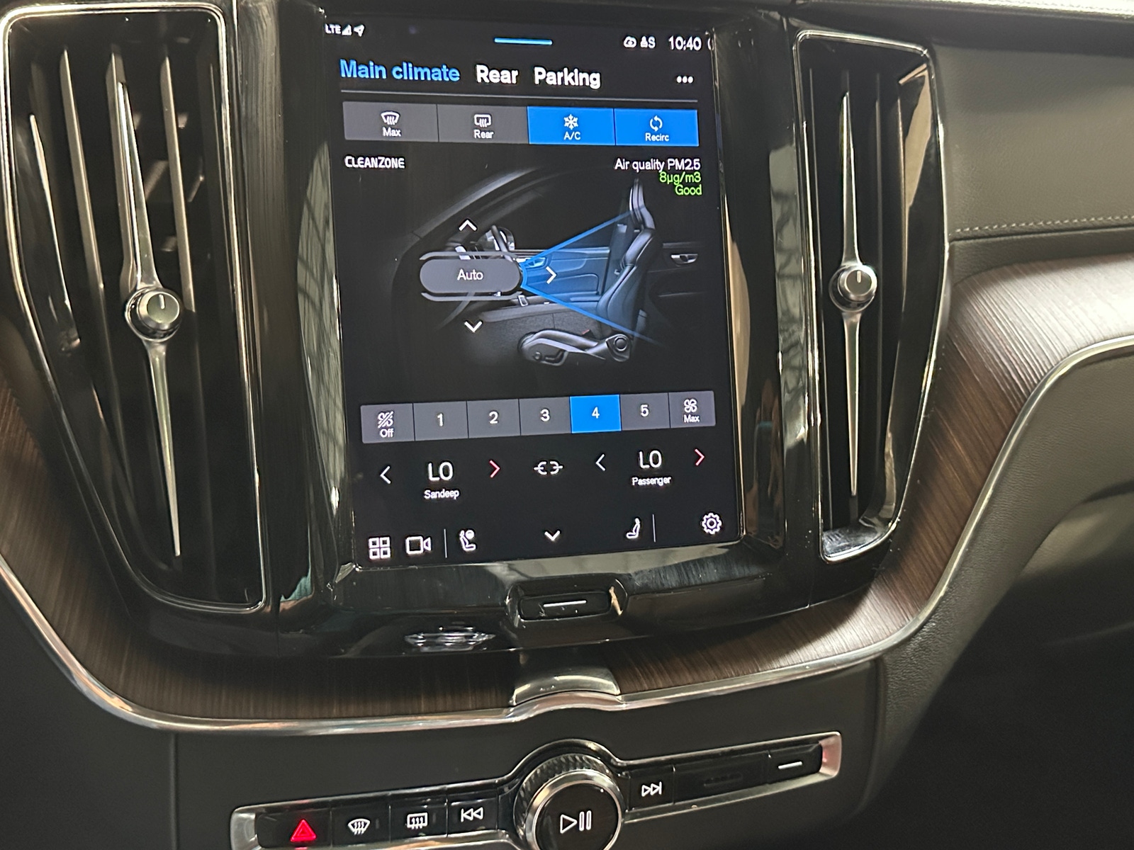 Thumbnail: 2022 Volvo XC60 - 3