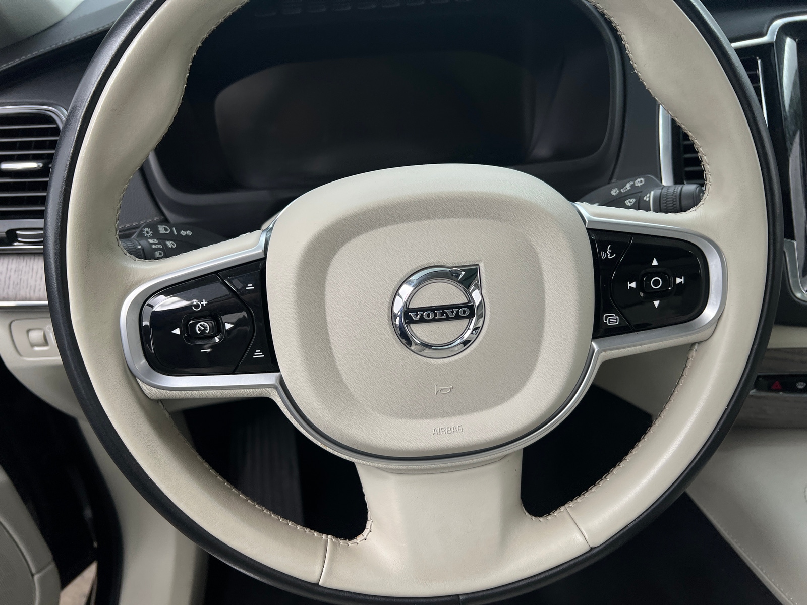 Thumbnail: 2022 Volvo XC90 - 4