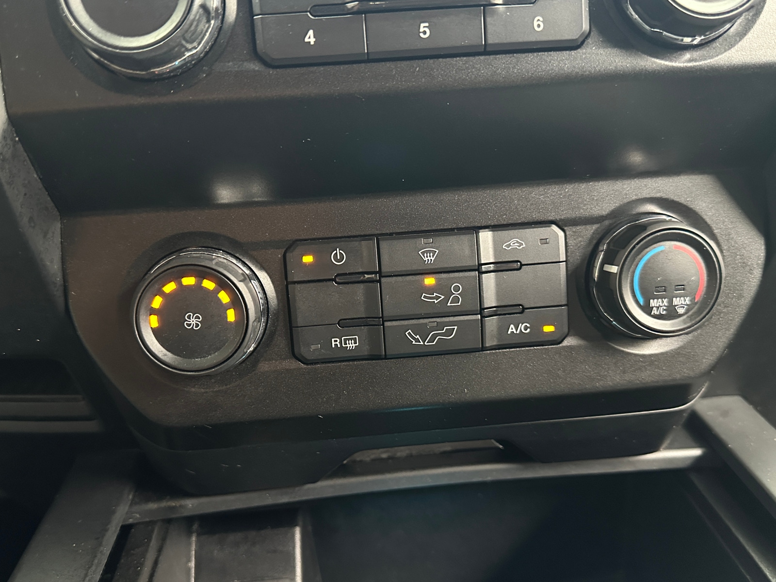 Thumbnail: 2020 Ford Econoline - 4