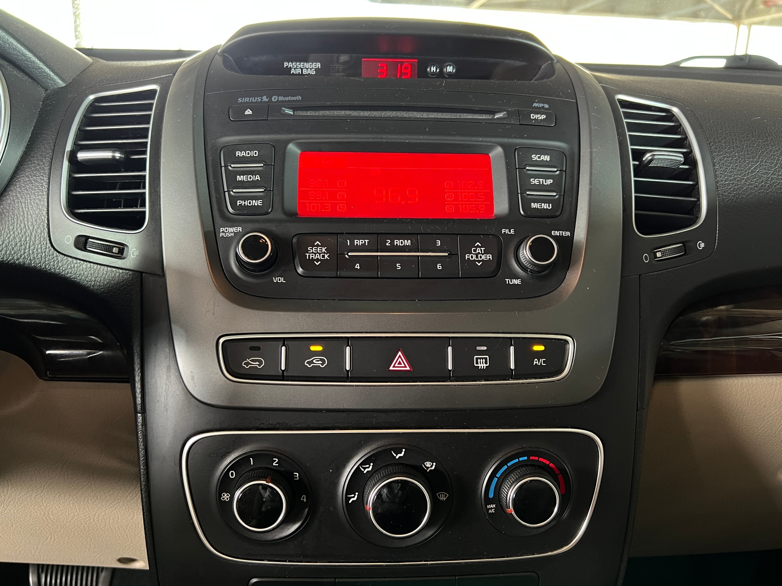 Thumbnail: 2015 Kia Sorento - 4